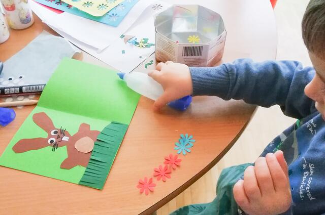 Die Kinder waren mit Feuereifer bei der Sache, um die Karten so schön wie möglich zu gestalten.  | Foto: Kindergarten Sighartstein