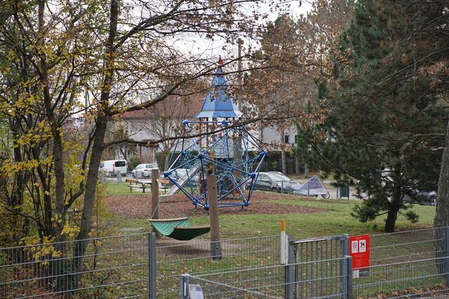 Der Spielplatz Tullnertalgasse besticht mit einem "spacigen" Klettergerüst