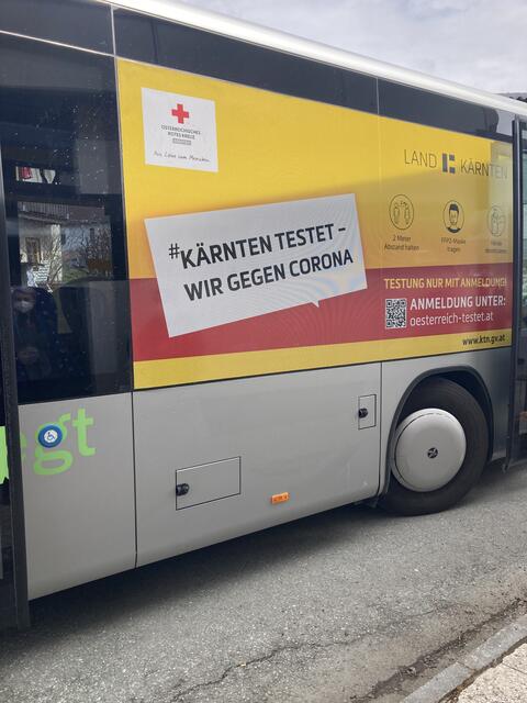 Die Reisebusse wurden temporär als Testbusse umgerüstet und sind gut erkennbar, wenn sie zum Beispiel in Nötsch im Einsatz sind.