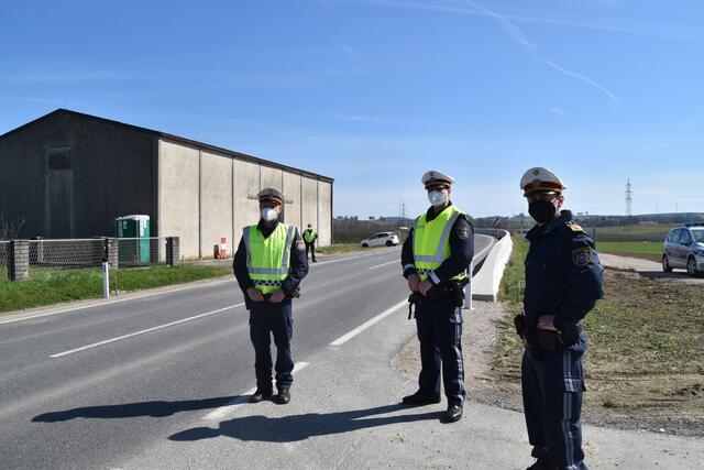 Bezirkspolizeikommandant Thomas Heinreichsberger (rechts) und sein Team bei den Ausreisekontrollen in Scheibbs