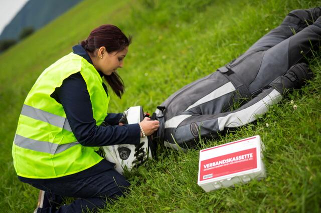 Ist ein verunfallter Motorradfahrer nicht ansprechbar, muss der Helm sofort abgenommen werden. Das Risiko ist gering, beim Abnehmen des Helms zusätzliche Verletzungen zu verursachen. | Foto: Rotes Kreuz