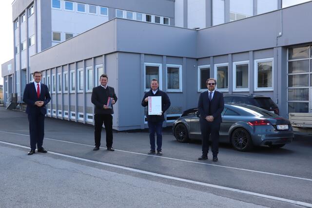 Christian Schano und Philip Kieslinger (Mitte), Geschäftsführer der KS Immo, bekamen den Innviertler von Wirtschaftslandesrat Markus Achleitner (li.) und BRS-Geschäftsführer Thomas Reiter (re.) überreicht.