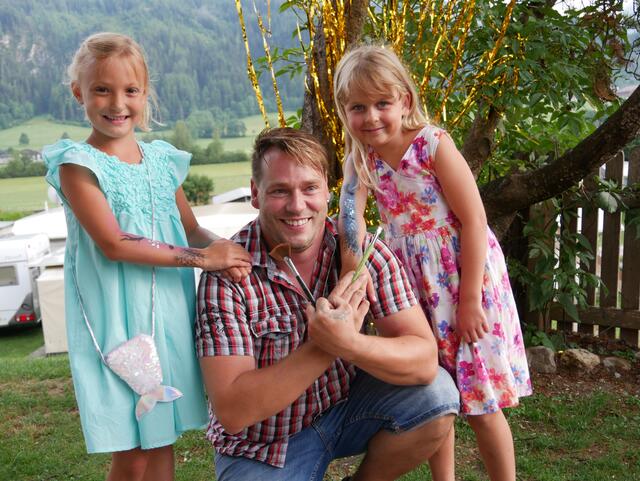 Ludwig Decarli – hier mit Kristina und Lilly – erzählt uns heute den Witz zum Wochenstart.