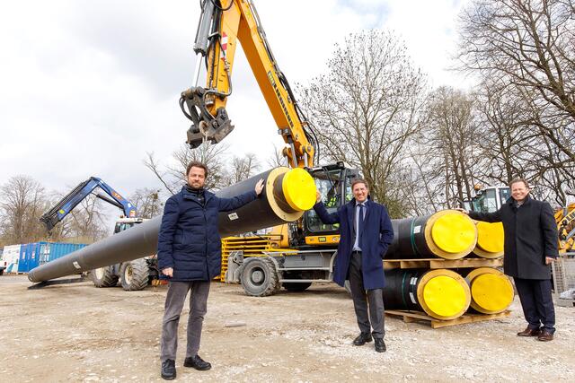 Florian Niedersüß (Vorstand eww), Andreas Rabl (Bürgermeister der Stadt Wels und Aufsichtsratsvorsitzender der eww) und Wolfgang Nöstlinger (Vorstand eww) auf der Baustelle.
