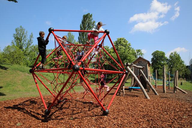 Das Klettergerüst im Draschepark sieht ganz schön futuristisch aus.