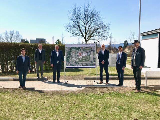 Von links: Stadtrat Jürgen Jöbstl, Stadtwerke-Beiratsvorsitzender Karl Heinz Smole, Bürgermeister Hannes Primus, Stadtwerke-Geschäftsführer Christian Schimik, Friedpark-Leiter Thomas Groß, Arge Naturschutz-Geschäftsführer Klaus Krainer.