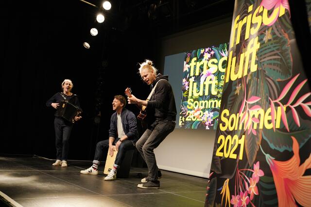 folkshilfe gaben einen kleinen Vorgeschmack auf die geplanten Openair-Konzerte im Sommer: die drei Musiker stehen von 6. bis 10. Juli auf der FrischLuft-Bühne. | Foto: Reinhard Winkler