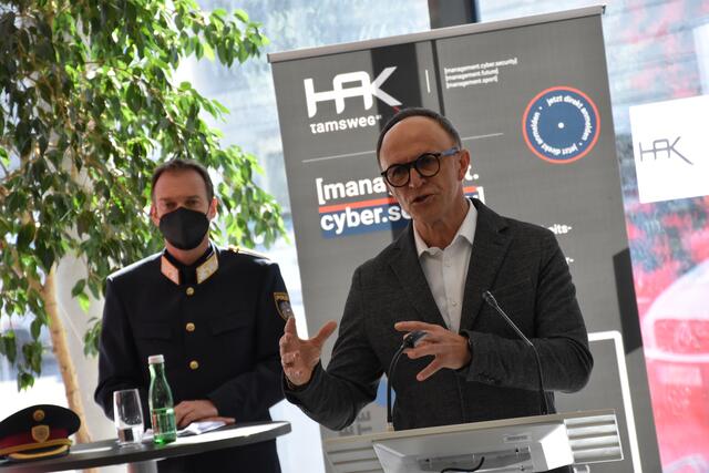 "Die Zukunft der Sicherheit ist zweifelsohne digital", so HAK-Direktor Herbert Giegerl, "Datenlecks, Betrügereien und so weiter zeigen immer wieder, wie wichtig hier ausreichender Schutz ist. Ich bin sehr stolz, dass wir ab Herbst 2021 junge Menschen dazu bei uns in Tamsweg ausbilden können."