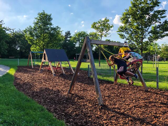 Am Spielplatz Ottillingerpark lässt es sich hervorragend schaukeln.