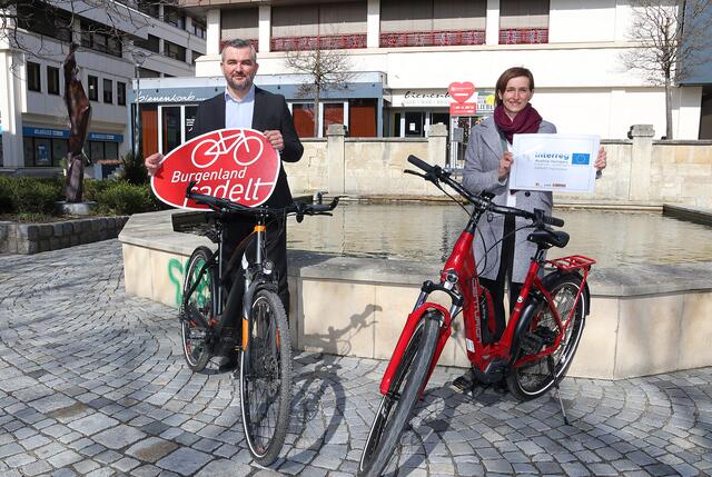 Freuen sich über die hohe Teilnehmerzahl: LR Dorner und Christine Zopf-Renner, Leiterin der Mobilitätszentrale Burgenland | Foto: LMS
