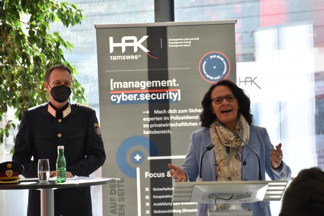 Bildungslandesrätin Daniela Gutschi: "Neben den traditionellen Stärken der Handelsakademie, wie in Wirtschafts- und Digitalthemen, erfahren die Schülerinnen und Schüler auch Fachwissen aus der Praxis von der Polizei sowie vom Sicherheits- und Katastrophenschutz des Landes."