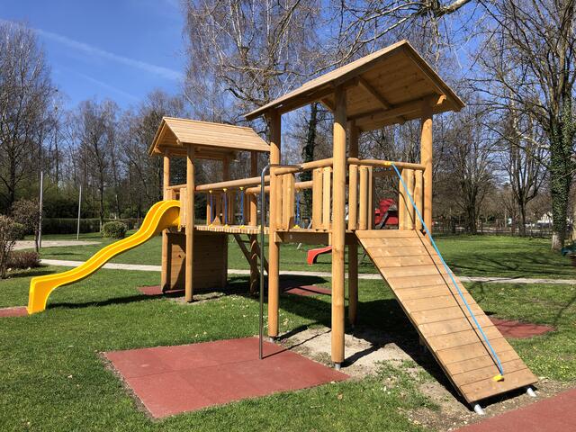 Der neue Kletterturm im Leopoldskroner Freibad wurde um 9.500 Euro errichtet.