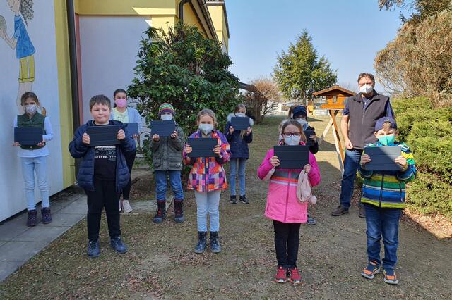 Bürgermeister Franz Kern übergab die iPads an die Volksschüler der Naturparkschule St. Martin an der Raab.  | Foto: Gemeinde St. Martin/Raab