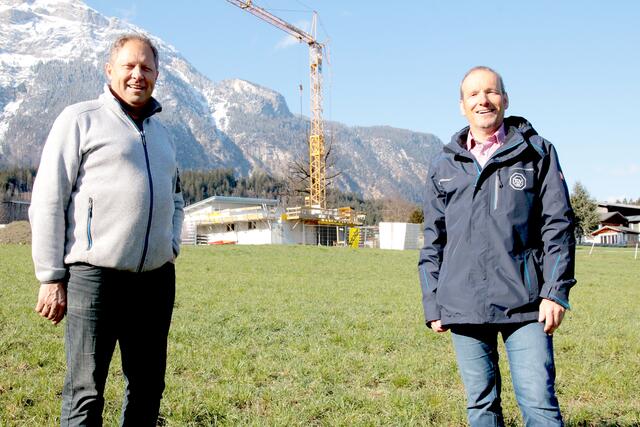Bürgermeister Alois Aschberger und der Geschäftsbereichsleiter Seilbahntechnik, Peter Hofer, zeigen sich vom Baufortschritt erfreut.