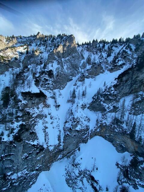 Blick auf den winterlichen Alpenvereinssteig, in dem das Trio Probleme bekam.