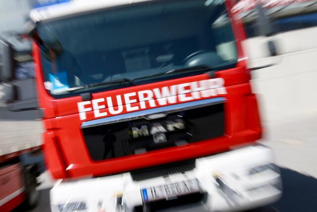 Ein Pkw-Anhänger mit einer Ladung Stroh war im Landecker Tunnel in Brand geraten (Symbolbild).