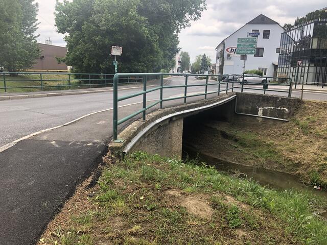 Die Kampelbrücke verbindet die Kirchenstraße und Raxer Straße sowie die Badstraße miteinander.