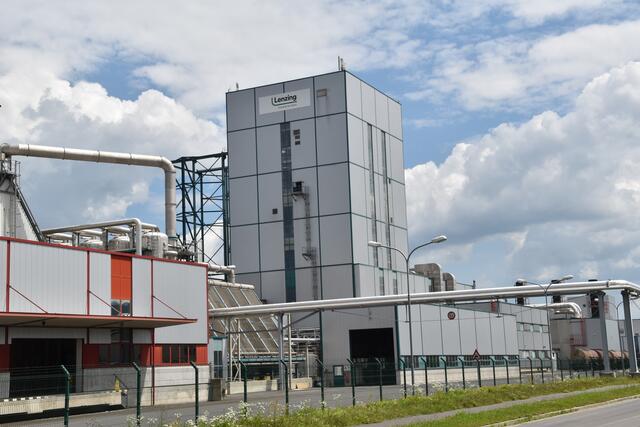 Umsätze sanken: Lenzing erzeugt Textilfasern in Heiligenkreuz (Bild) und in Lenzing.