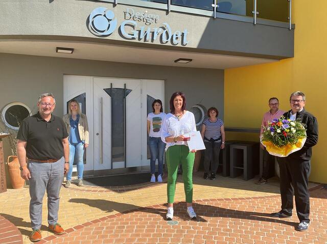 Sabine Pfingstl wurde von Geschäftsführer Gerald Gurdet (rechts) und Wirtschaftskammer-Bezirksobmann Josef Kropf (links) für 20-jährige Betriebszugehörigkeit geehrt.