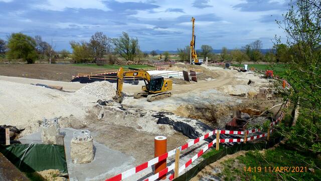 11.04.2021: Die Bauarbeiten für die Fußgänger- und Radbrücke in Marchegg gehen zügig voran!