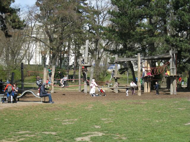 Im Auer-Welsbach-Park wird der Spielplatzfreude keine Grenze gesetzt. | Foto: Kautzky