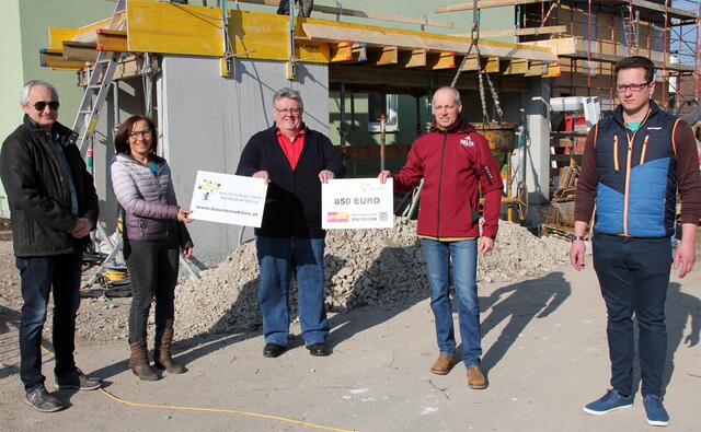 Wolfgang Kirchmeyr, Monika Stadlmayr, Karl Gruber, Stefan Hindinger (Wohnungslosenhilfe) und Karl Fischthaller (v.l.) bei der Übergabe. | Foto: Mosaik