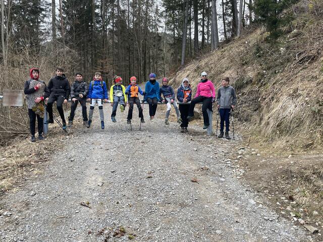 Für die Athlethen der Schi MS gibt es keinen Stillstand. Nachdem Wintertraining sind jetzt Konditionseinheiten unter der Anleitung von Schi-MS-Trainerin Mojca Cuznar-Aschbacher (2. v. r.) angesagt.  | Foto: Schi-MS/KK