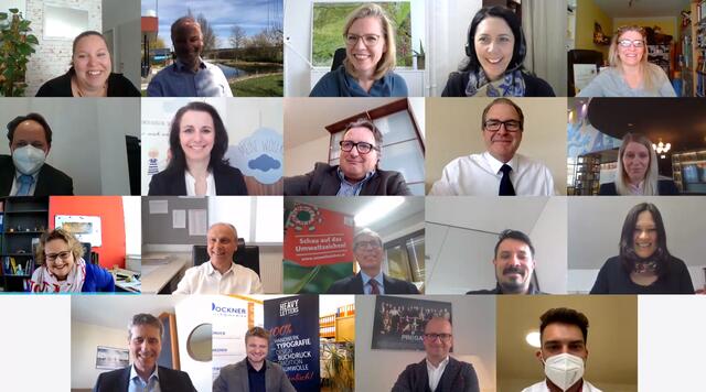 Gruppenfoto der LizenznehmerInnen mit Klimaschutzministerin Leonore Gewessler bei der Online-Verleihung des Österreichischen Umweltzeichens sowie des EU Ecolabel an 14 Unternehmen.