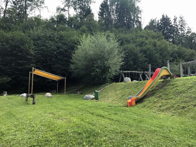 Der terassenförmig angelegte Spielplatz bietet viel Platz zum Austoben.