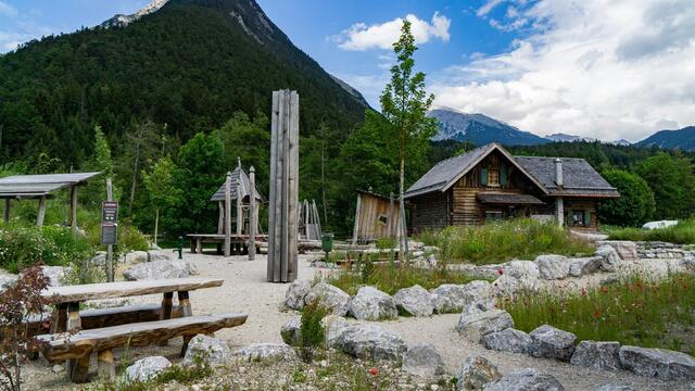 Der Spielplatz in der Scharnitzer Länd liegt zwischen Holzerhütte und Infozentrum.