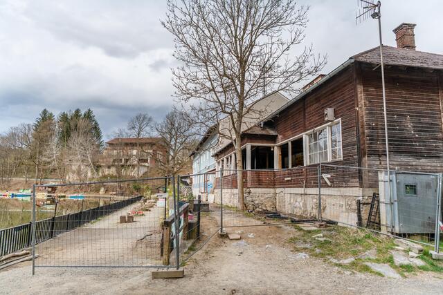 Die Bauarbeiten beim Restaurant am Thalersee haben begonnen,. Das alte Gebäude wird abgetragen.