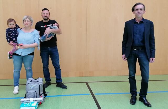 Janin Mende mit Tochter Tayla, Arslan Derin mit Sohn Ilay und Bürgermeister Ewald Gorth.