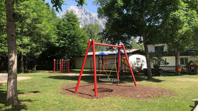 Der Spielplatz im Leutascher Dorfzentrum überzeugt mit bunten Elementen und vielen Abkühlungsmöglichkeiten.
