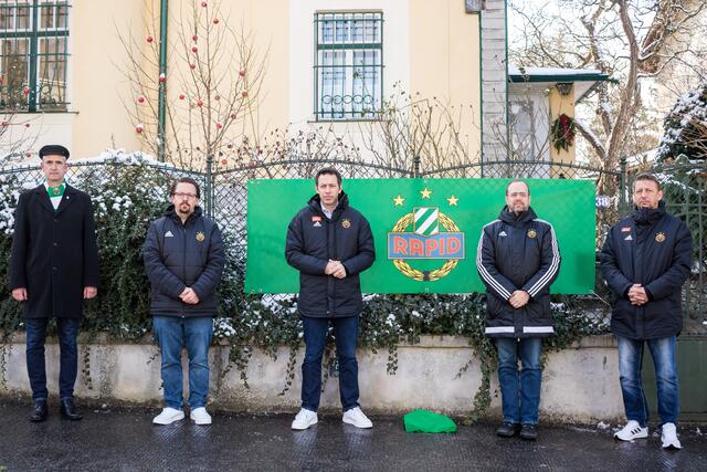 Gerald Netzl und Laurin Rosenberg (v.l.) mit den Honoratioren des SK Rapid Wien bei der Einweihung des Gedenksteins.