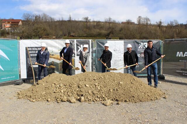 Spatenstich: Bürgermeister Martin Kulmer, Mario Krumlacher, Christina Rosenfelder-Grün, Gernot Kokal, Paul Kral und Lukas Leitner (von links) | Foto: Stadt St. Veit