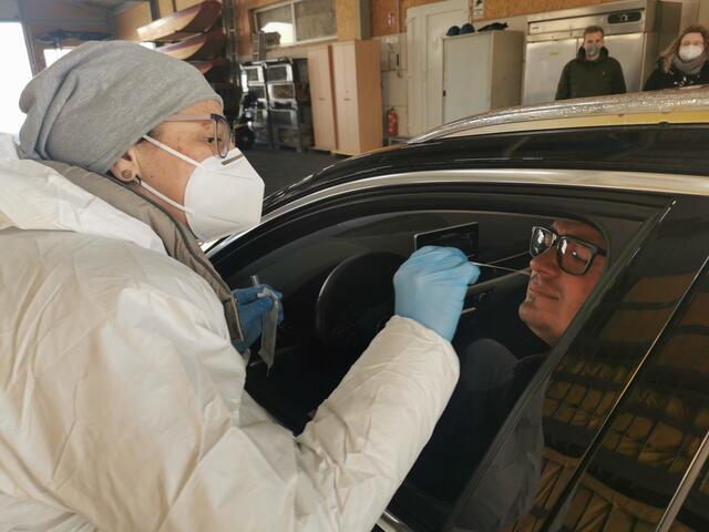 Dagmar Teufl testet Bürgermeister Patrick Strobl direkt im Auto.