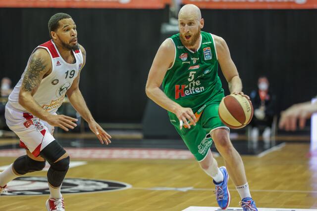 Vienna-Routinier Detrick (l.) gegen Bulls-Kapitän Thomas Schreiner. | Foto: GEPA