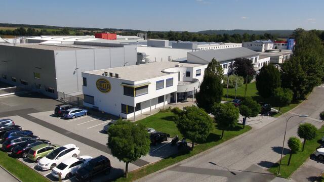 HELLA bietet seit mehr als 120 Jahren hohe Qualität im Bereich der Fahrzeugtechnik und -elektronik. Großpetersdorf ist ein wichtiger Standort für das Traditionsunternehmen.