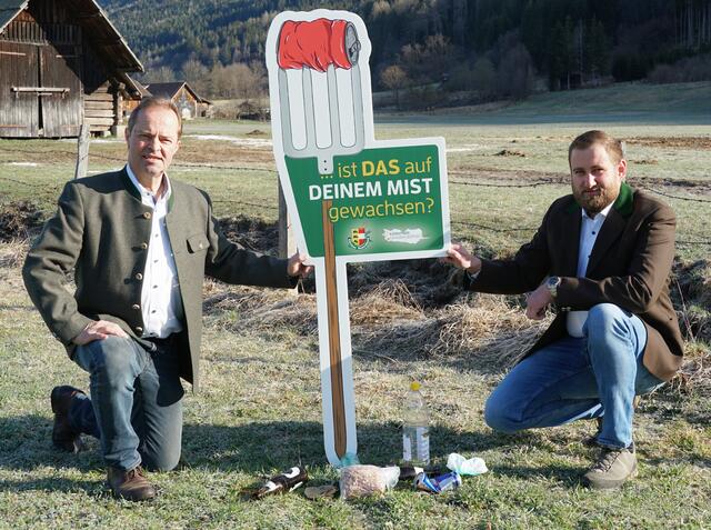 Bauernbund-Landesobmann Johann Mößler und Jungbauernobmann Herwig Drießler mit dem Mistgabel-Aufsteller als aktives Zeichen gegen achtlose Müllentsorgung | Foto: Koch
