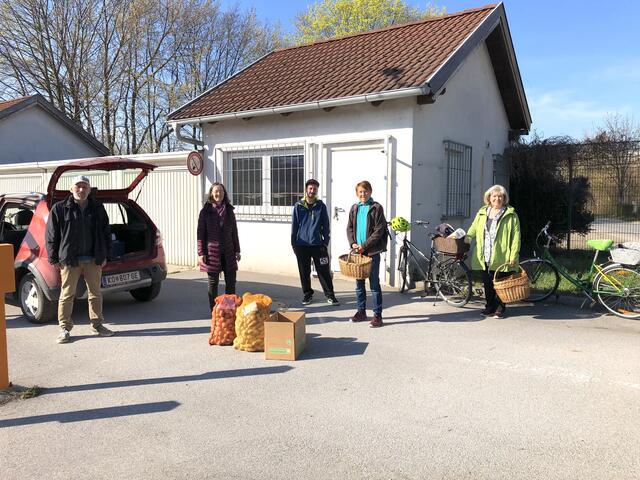 Josef Forstner (GrünZeug) brachte Sabine Razzazi, Josef Kerschbaum, Renate Rosenegger und Elisabeth Pfennigbauer die erste Lieferung.