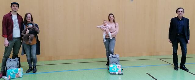 Philipp und Clara Gruber mit Tochter Nora, Bianca Neussner mit Tochter Elisa und Bürgermeister Ewald Gorth.