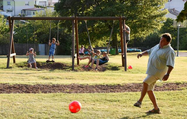Der Spielplatz in der Lindenallee Hornstein bietet viel Platz für Bewegung.