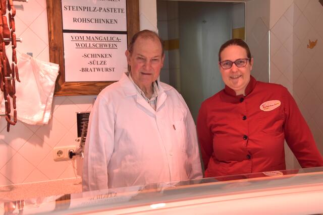 Hans Krimbacher und seine Tochter Brigitte führen die Metzgerei in Jochberg. | Foto: Johanna Schweinester