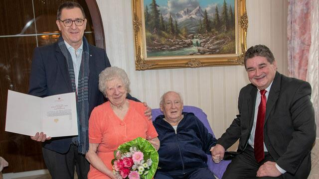 Bezirksrat Gerhard Bölcz (rechts) waren die Menschen in „seiner“ Brigittenau wichtig. So gratulierte er etwa Elfriede und August Tapler persönlich zur Steinernen Hochzeit – gemeinsam mit Bezirksvorsteher Hannes Derfler (links)