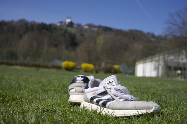 Ein liegengelassenes Paar Sportschuhe auf Wiese des "Seidlplatzes" in Harbach. | Foto: Baumgartner/BRS