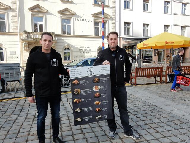 Mario Rieger (r.) und Co. haben bereits am Hauptplatz aufgekocht.