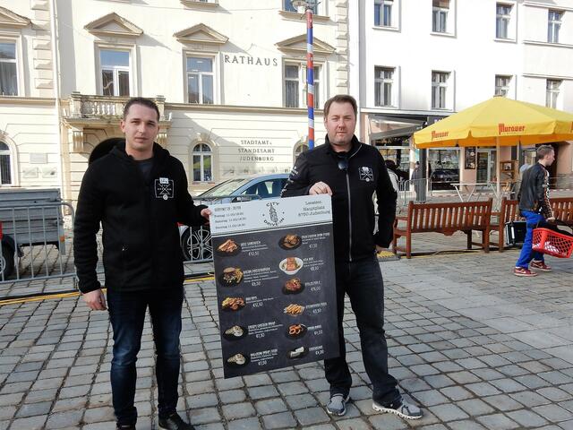 Mario Rieger (r.) und Co. haben bereits am Hauptplatz aufgekocht. | Foto: Stadtmarketing