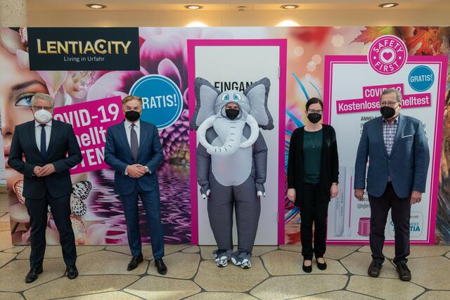 Von links: Bürgermeister Klaus Luger, Center-Eigentümer Ernst Kirchmayr und die Apotheker Birgit und Egbert Herbsthofer bei der offiziellen Eröffnung. Selbstverständlich mit Babyelefant.