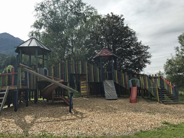 Der Spielplatz neben dem Kindergarten ist ein echtes Kinderparadies.