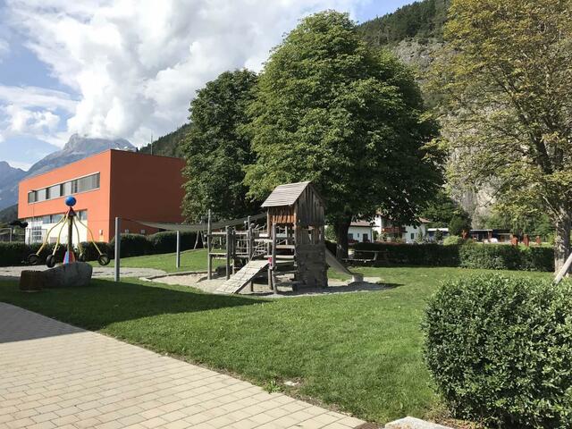 Der Spielplatz in Pettnau befindet sich direkt neben der Volksschule.